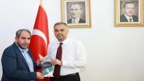 Başkan Sarı,kitabını Başkan Toptaş'a TAKDİM ETTİ