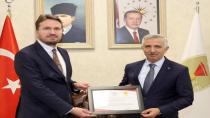 Vali Ünlüer,Büyükşehir’in Toplu Taşım Araçlarına Erişilebilirlik Belgesini Genel Sekreter Atalar'a  TAKDİM ETTİ