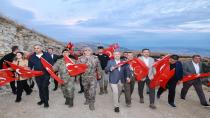 Onikişubat Belediyesi Öncülüğünde, Dev Türk Bayrağı eşliğinde 30 Ağustos Bayrağa Saygı Yürüyüşü